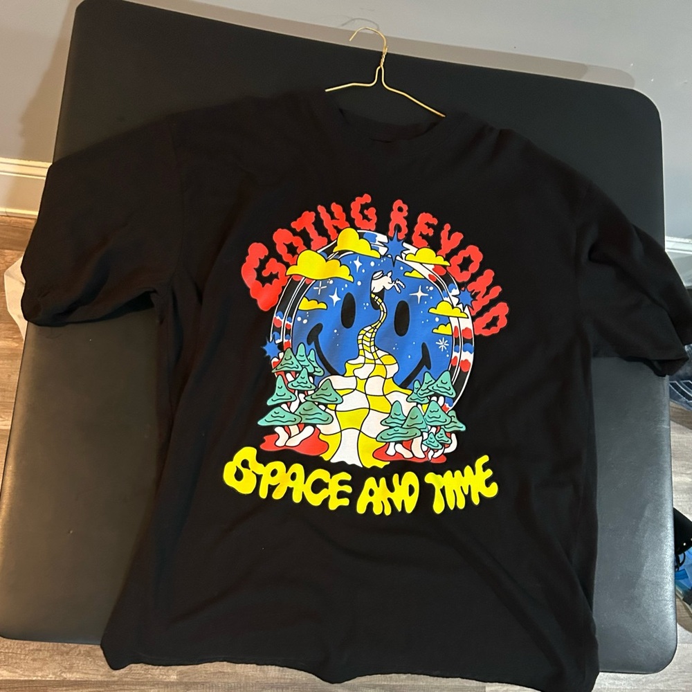 MARKET x Smiley “Going Beyond Space and Time” T-Shirt XXL Black Graphic Tee